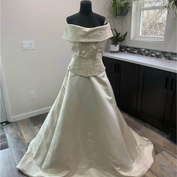 🚫SOLS🚫Champagne Off  Shoulder Atelier Diagonal Sample Wedding gown Size 12 - Picture 2 of 10